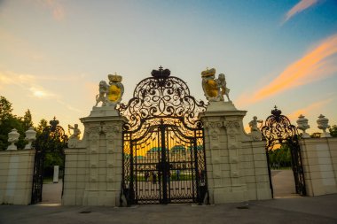 Viyana, Avusturya: Viyana'daki Güzel Saray ve Park topluluğuna giriş. Belvedere Sarayı yakınındaki park.