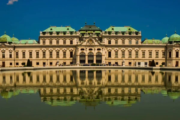 Відень, Австрія: Палац бароко Бельведер-це історичний Будівельний комплекс у Відні, що складається з двох палацових палаців з красивим садом між ними. — стокове фото