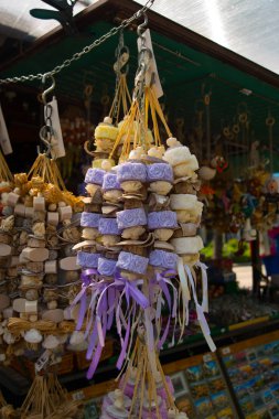 Bratislava, Slovakya : El yapımı aksesuarlar ve renkli doğal bitkisel sabunlar bir ip üzerinde - Slovakya orijinal hediyelik eşya