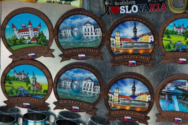 Bratislava, Slovakya: Bratislava 'dan Hatıra mıknatısları. Pazarda turistler için hediyeler ürünleri. — Stok fotoğraf