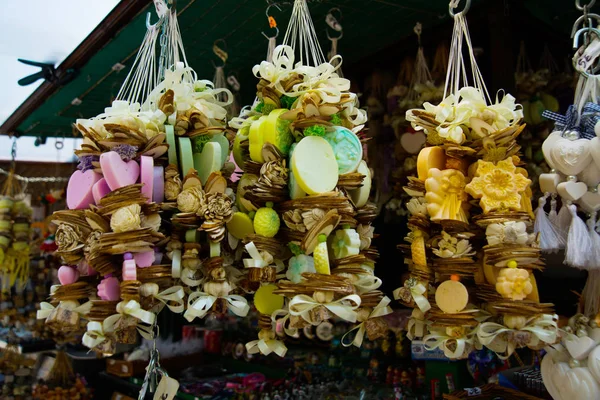 BRATISLAVA, SLOVACCHIA: Accessori fatti a mano e saponi naturali colorati su una corda - souvenir originale dalla Slovacchia — Foto Stock