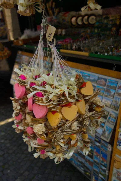 Bratislava, Slowakije: hand gemaakte accessoires en kleurrijke natuurlijke plantaardige zepen op een touw-originele souvenir uit Slowakije — Stockfoto