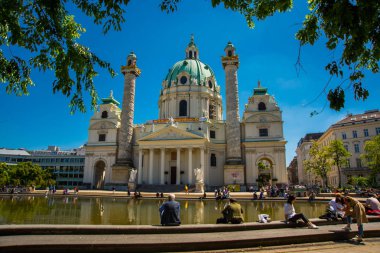 Viyana'daki Karlsplatz'daki St. Charles Kilisesi'nin manzarası. Bulanık bulutlar ve parlak su ile uzun pozlama tekniği