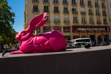 Viyana, Avusturya. Kutsal Paskalya günlerinde Albertina restoran Passage yakınlarındaki Viyana Operası arka planda büyük bir dekoratif pembe tavşan.