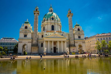 St Karlsplatz Charless Kilisenin Viyana'da görüntüleyin. Uzun pozlama bulanık bulutlar ve parlak su ile teknik