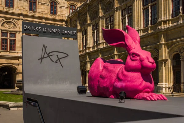 Viyana, Avusturya. Kutsal Paskalya günlerinde Albertina restoran Passage yakınlarındaki Viyana Operası arka planda büyük bir dekoratif pembe tavşan.