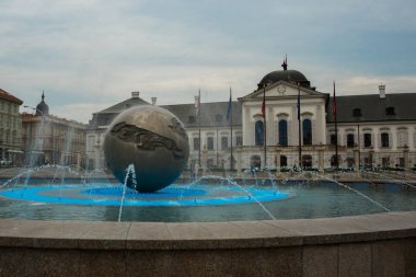 Bratislava, Slovakya: Grassalkovich Sarayı. Bratislava Cumhurbaşkanlığı Sarayı ve Barış Çeşmesi
