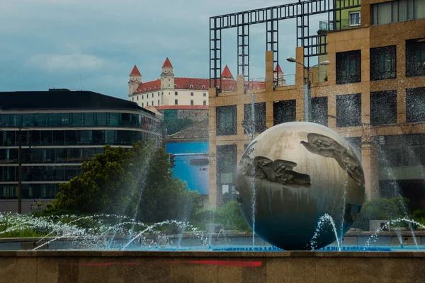 Братислава, Словакия: Братиславский замок и фонтан мира в Братиславе — стоковое фото