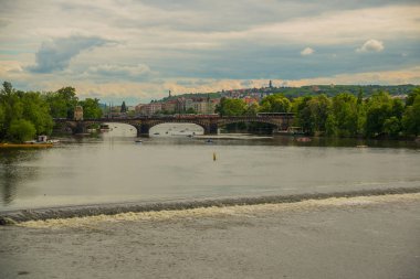 Prag, Çek Cumhuriyeti: Eski şehrin güzel manzarası. Evler, kiliseler, ağaçlar ve nehir ile panoramik manzara.
