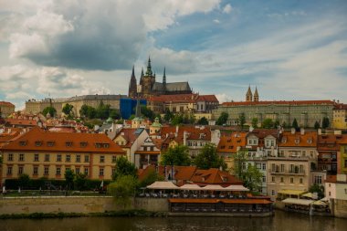 Prag, Çek Cumhuriyeti: Moldau nehrinden St. Vitus Katedrali ve Prag Kalesi'nin tepesine manzara