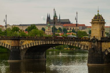 Prag, Çek Cumhuriyeti: Moldau nehrinden St. Vitus Katedrali ve Prag Kalesi'nin tepesine manzara