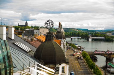 Prag, Czhech Cumhuriyeti: Dans Evi gözlem güvertesinden Vltava ve köprü görünümü