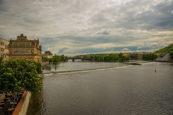 Praga, República Checa: Hermosa vista del casco antiguo. Paisaje panorámico con casas, iglesias, árboles y un río . —  Fotos de Stock