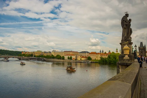 Pont Charles, Prague, République tchèque : tours de pont de petite ville. Karluv Most. Belle vue sur le pont Charles . — Photo
