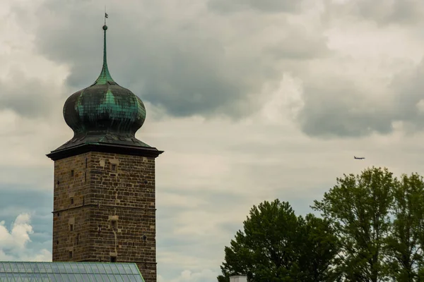 Вид на Шатковскую водонапорную башню и улицу в Чехии — стоковое фото