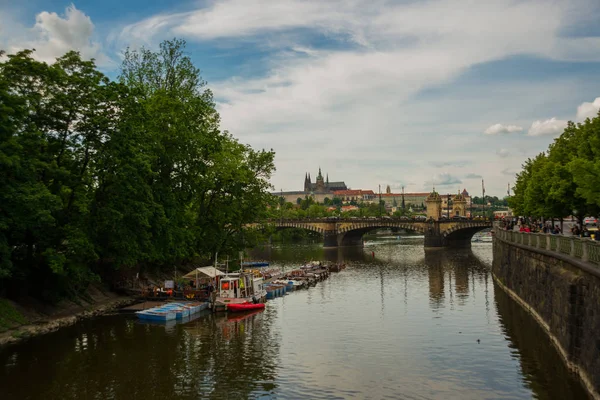 Widok na katedrę st. vitus, vltava rzeka, Praga, Republika Czeska. — Zdjęcie stockowe