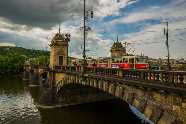 Praga, República Checa: Vista desde el río Moldau y el puente Jiraskuv — Foto de Stock