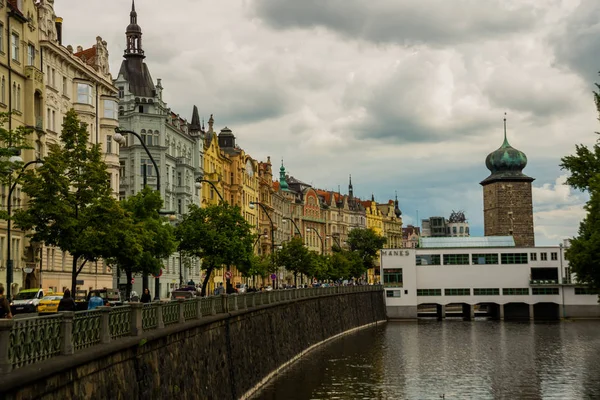 Vista para a torre de água Shatkovskaya e rua em Praga, República Checa — Fotografia de Stock