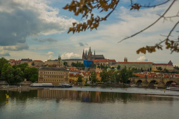 Praga, República Checa. Hradthe es el castillo de Praha con iglesias, capillas, pasillos y torres de todos los períodos de su historia . — Foto de Stock