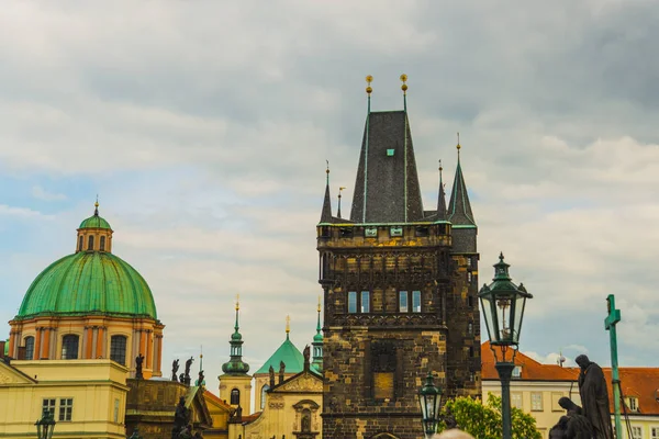 Charles bridge, Praga, República Checa: Pequenas torres de pontes. Karluv Most. Bela vista da ponte Charles . — Fotografia de Stock