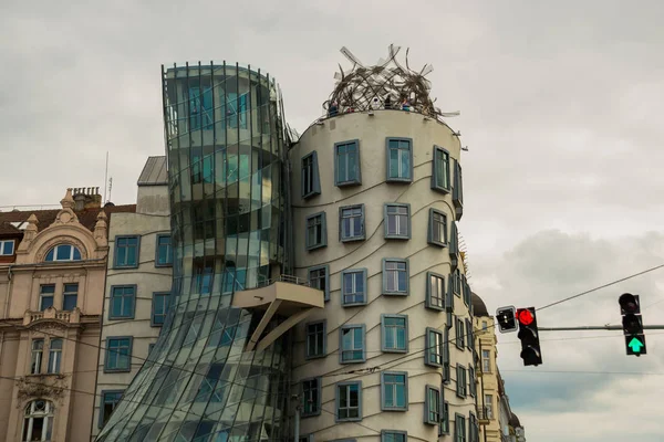 PRAGUE, CZECH REPUBLIC: Dancing house or Fred and Ginger building in downtown Prague, Czech Republic. — Stock Photo, Image