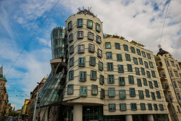 PRAGUE, CZECH REPUBLIC: Dancing house or Fred and Ginger building in downtown Prague, Czech Republic. — Stock Photo, Image