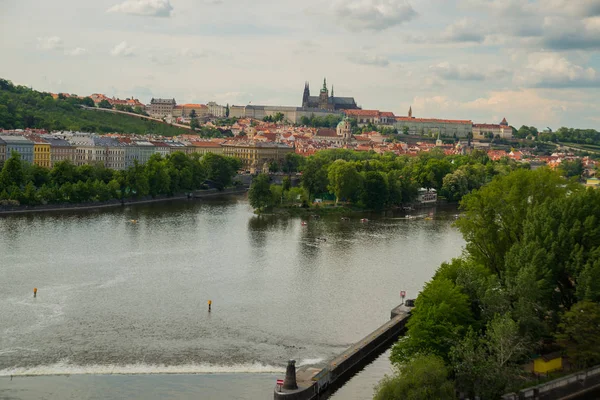 Veduta della Cattedrale di San Vito, del fiume Moldava, Praga, Repubblica Ceca . — Foto Stock