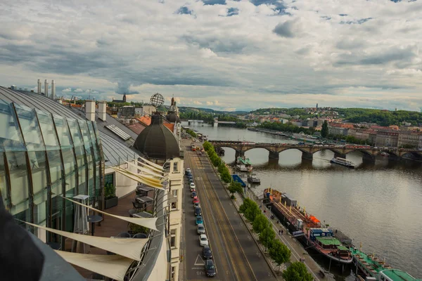 Praga, República de Czhech: vista sobre el Moldava y el puente desde la plataforma de observación de la Casa Danzante — Foto de Stock