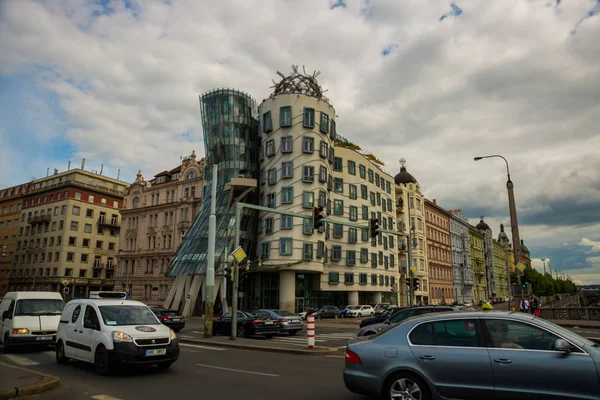 PRAGUE, CZECH REPUBLIC: Dancing house or Fred and Ginger building in downtown Prague, Czech Republic. — Stock Photo, Image