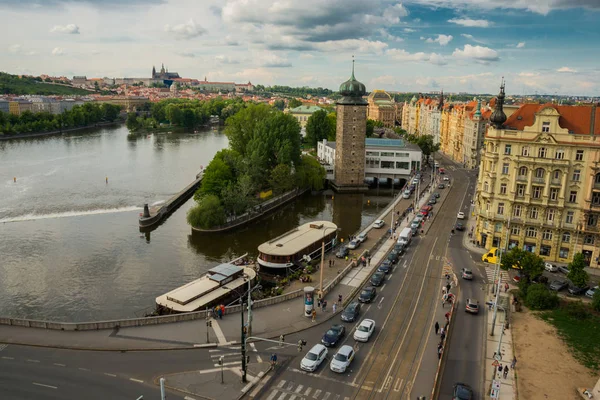 Огюст, Чехия: вид на Влтаву и мост с обнаженной палубы Танцующего Дома — стоковое фото