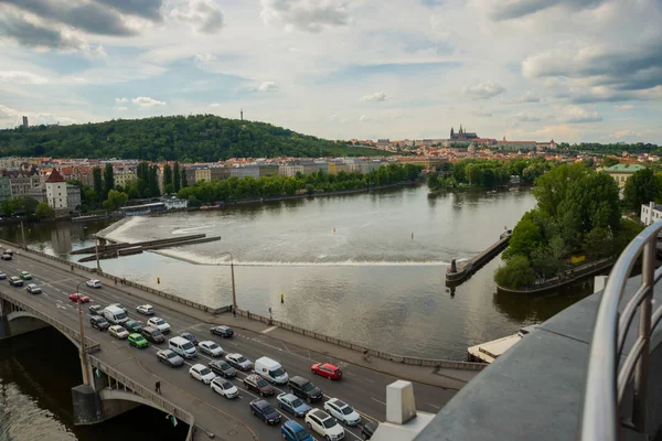 Praga, República Checa: vista sobre Vltava e ponte a partir do convés de observação da Dancing House — Fotografia de Stock