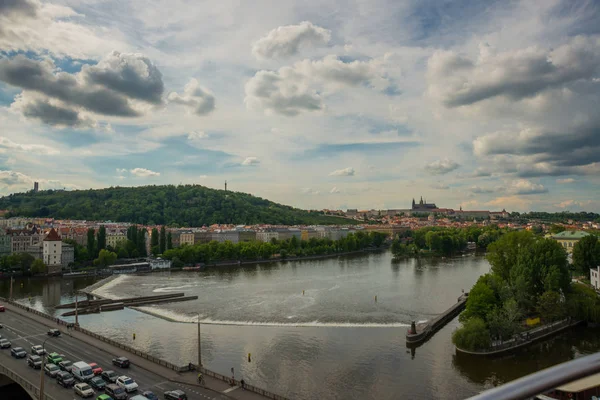 Vista de la Catedral de San Vito, el río Moldava, Praga, República Checa . — Foto de Stock