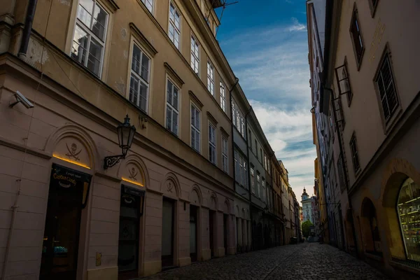 Prága, Cseh Köztársaság: gyönyörű épület Prága történelmi belvárosában — Stock Fotó