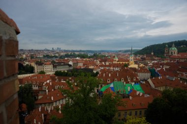 Prag, Çek Cumhuriyeti: Prag şehrinin kırmızı çatısiluetine en iyi manzara, Çek Cumhuriyeti. Terracotta çatı kiremitleri ile Prag şehrinin havadan görünümü