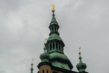 Prag, Çek Cumhuriyeti: Çek Cumhuriyeti'ndeki Prag Kalesi kompleksindeki St. Vitus Katedrali. Kilise Avrupa'nın en zengin donatılmış katedrallerinden biridir..
