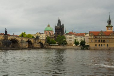 Prag, Çek Cumhuriyeti: Ünlü Charles köprüsüne ve Vltava nehrine bakan güzel manzara