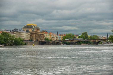 Prag, Çek Cumhuriyeti: Ulusal Tiyatro zengin bir sanat geleneği ile en önemli Çek kültür kurumlarına aittir
