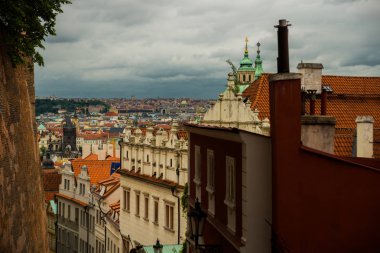 Prag şehrinin kırmızı çatısiluetinin en iyi manzarası, Çek Cumhuriyeti. Terracotta çatı kiremitleri ile Prag şehrinin havadan görünümü, Prag, Çekya.