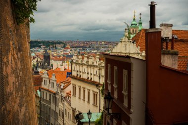 Prag şehrinin kırmızı çatısiluetinin en iyi manzarası, Çek Cumhuriyeti. Terracotta çatı kiremitleri ile Prag şehrinin havadan görünümü, Prag, Çekya.