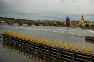 Prag, Çek Cumhuriyeti: Kampa Park, Prag'da Cracking Art Group tarafından Penguenler enstalasyon.