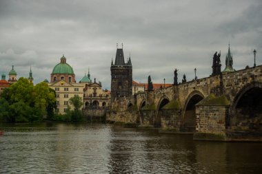 Prag, Çek Cumhuriyeti: Karluv Most. Ünlü güzel ve antik Charles köprüsü, turistler için popüler bir yer.