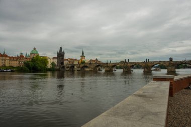 Prag, Çek Cumhuriyeti: Ünlü Charles köprüsüne ve Vltava nehrine bakan güzel manzara