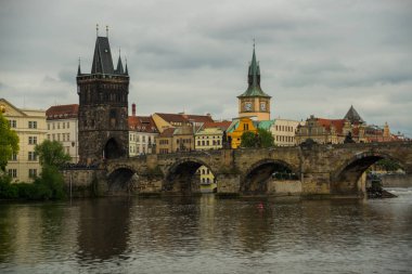 Prag, Tarihi Charles Köprüsü ve Vltava nehri ile Çek Cumhuriyeti silueti
