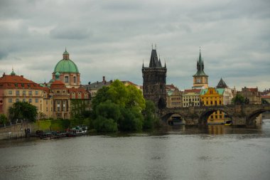 Prag, Tarihi Charles Köprüsü ve Vltava nehri ile Çek Cumhuriyeti silueti
