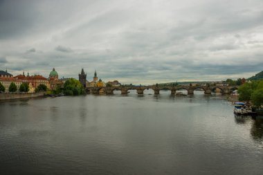 Prag, Tarihi Charles Köprüsü ve Vltava nehri ile Çek Cumhuriyeti silueti