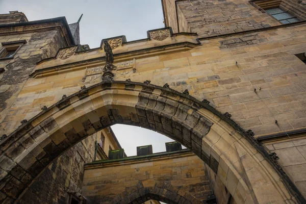 Charles bridge, Praga, Repubblica Ceca: Lesser town bridge towers. Karluv Most. Bella vista sul ponte Carlo . — Foto Stock