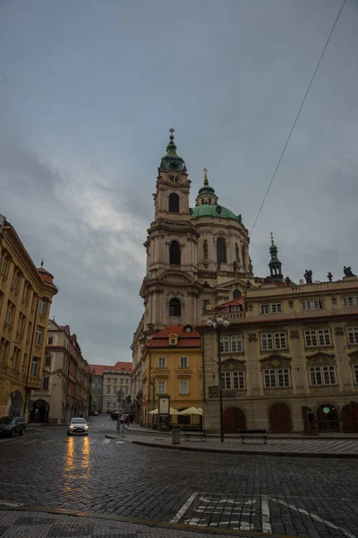 Praga, República Checa: Hermosa Iglesia Católica en el centro histórico de Praga . — Foto de Stock
