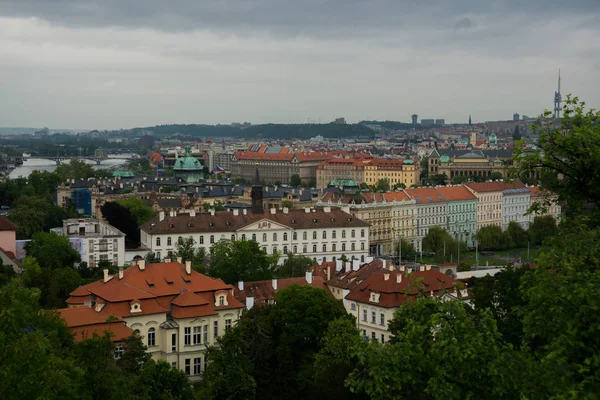 Prag, Çek Cumhuriyeti: Prag şehrinin kırmızı çatısiluetine en iyi manzara, Çek Cumhuriyeti. Terracotta çatı kiremitleri ile Prag şehrinin havadan görünümü — Stok fotoğraf