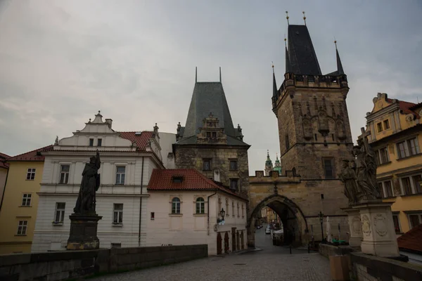 Ponte Carlos com estátuas e castelo de Praga em ascensão. Praga, República Checa — Fotografia de Stock