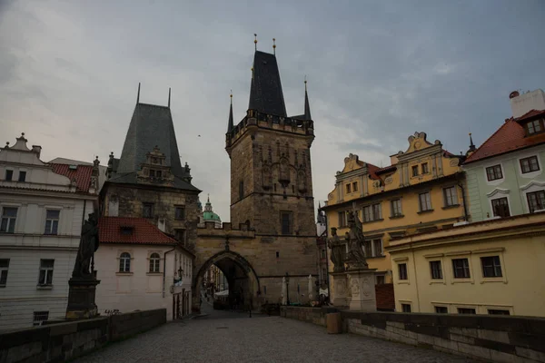 Charles bridge, Praga, República Checa: Pequenas torres de pontes. Karluv Most. Bela vista da ponte Charles . — Fotografia de Stock